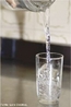 Imagem do livro didtico pblico representando a transferncia de gua de uma jarra para um copo de vidro, que pode exemplificar o tipo de mistura, solues. <br/><br/> Palavras-chave: gua. Substncia simples. Soluo. Misturas. Solubilidade.