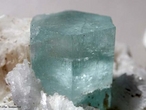 Aquamarine ou gua-marinha  uma gema da famlia do berilo azul, relativamente prximo  esmeralda. Composio Qumica: silicato de alumnio e berlio (Be3Al2(SiO3)6). <br/><br/> Palavras-chave: gua-marinha. Gema. Silicato de alumnio e berlio.