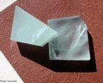 Aquamarine ou gua-marinha  uma gema da famlia do berilo azul, relativamente prximo  esmeralda. Composio Qumica: silicato de alumnio e berlio (Be3Al2(SiO3)6). <br/><br/> Palavras-chave: gua-marinha. Gema. Silicato de alumnio e berlio.