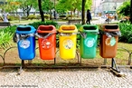 Caixas coletoras e separadoras de lixo reciclvel. As diferentes cores indicam o tipo de material que deve ser coletado. <br/><br/> Palavras-chave: Mtodos de separao. Lixo reciclvel. Separao de lixo. Substncias.