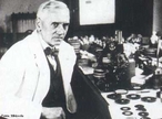 Alexander Fleming foi o descobridor da protena antimicrobiana chamada lisozima e do antibitico penicilina, obtido a partir do fungo Penicillium notatum. <br/><br/> Palavras-chave: Penicilina. Antibitico. Alexander Fleming.