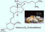 Vitamina D  o nome geral dado a um grupo de compostos lipossolveis que so essenciais para manter o equilbrio mineral no corpo.  tambm conhecida como calciferol e vitamina antiraqutica. As formas principais so conhecidas como vitamina D2 (ergocalciferol: de origem vegetal) e vitamina D3 (colecalciferol: de origem animal). Dado que o colecalciferol  sintetizado na pele atravs da aco da luz ultra-violeta no 7-dehidrocolesterol, um derivado do colesterol que est distribudo de forma generalizada na gordura animal, a vitamina D no est de acordo com a definio clssica de vitamina. De qualquer modo, dado o nmero de factores que influenciam a sntese, tais como a latitude, a estao, a poluio area, a rea de pele exposta, a pigmentao, a idade, etc., a vitamina D  reconhecida como um nutriente essencial da dieta. Principais fontes na natureza As fontes naturais mais ricas em vitamina D so os leos de fgado de peixe e os peixes de gua salgada, tais como as sardinhas, o arenque, o salmo e a sarda. Os ovos, a carne, o leite e a manteiga tambm contm pequenas quantidades. As plantas so fontes fracas e a fruta e os frutos secos no tm qualquer vitamina D. A quantidade de vitamina D no leite humano  insuficiente para cobrir as necessidades infantis. <br/><br/> Palavras-chave: Vitamina D. Calciferol. Vitaminas. Qumica orgnica. Bioqumica.