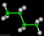 Representao tridimensional da molcula de butano  um derivado do petrleo.  um gs incolor, inodoro e altamente inflamvel.  um hidrocarboneto gasoso, obtido do aquecimento lento do petrleo. Componente do gs de cozinha, sua frmula  C4H10,  um hidrocarboneto com carbonos primrios e secundrios de ligao sp, de cadeia aberta (acclica ou aliftica). O termo butano  tambm usado como um coletivo do n-butano junto com seu nico ismero, isobutano (tambm chamado metilpropano), CH(CH3)3. Sua molcula  apolar (por ser um hidrocarboneto), portanto, no  solvel em gua - outras misturas de hidrocarbonetos obtidas a partir do petrleo, como a gasolina, o querosene ou o diesel, so igualmente homogneas e insolveis em gua -. As ligaes intermoleculares do butano - como todos outros hidrocarbonetos apolares - so feitas por foras de van der Waals por dipolos temporrios, que so as mais fracas das ligaes intermoleculares. Por isso, as temperaturas de fuso e ebulio so menores que de outros componentes. <br/><br/> Palavras-chave: Butano. n-butano. Isobutano. Metilpropano. Hidrocarbonetos. Funes qumicas. Qumica orgnica. Solventes.