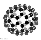Representao de uma molcula com 70 tomos de carbono. Um fulereno  qualquer molcula composta inteiramente de carbono , sob a forma de um oco esfera , elipside ou tubo . Fulerenos esfricas so tambm chamadas de buckyballs, e eles lembram as bolas usadas em futebol. Os cilndricos so chamados de nanotubos de carbono ou buckytubes.  Fulerenos so semelhantes em estrutura a grafite, a qual  composta por empilhados grafeno ligadas folhas de anis hexagonais, mas eles podem tambm conter pentagonais (ou, por vezes, heptagonal) anis. <br/><br/> Palavras-chave: Carbono. tomos. Substncia simples.