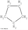 O ciclopentano  um hidrocarboneto alicclico altamente inflamvel com frmula qumica C5H10 e sua estrutura tpica  a conformao de "envelope". <br/><br/> Palavras-chave: Ciclopentano. Qumica do carbono. Hidrocarbonetos.