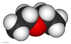 Representao da molcula de ter dietlico ou etoxietano, tambm conhecido como ter etlico, ter sulfrico, ou simplesmente ter, tem frmula molecular C4H10O e frmula estrutural CH3CH2-O-CH2CH3.  uma substncia lquida voltil e altamente inflamvel. Utilizado inicialmente como anestsico, foi abandonado pelo risco de exploso e dependncia. <br/><br/> Palavras-chave: ter. Molcula. Q0umica do carbono. Funes qumicas.