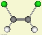 Molcula que representa o cis-1,2-dicloroetano. De acordo com a IUPAC, os diasteremeros podem ser classificados como cis ou trans. Os ismeros cis apresentam os substituintes no mesmo lado da molcula; os trans apresentam os substituintes em lados contrrios. <br/><br/> Palavras-chave: Dicloroetano. Qumica do carbono. Isomeria.