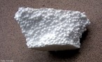 Imagem de um fragmento de isopor, um poliestireno derivado do petrleo, um homopolmero resultante da polimerizao do monmero de estireno que,  temperatura ambiente, apresenta-se no estado slido. Trata-se de uma resina do grupo dos termoplsticos, cuja caracterstica reside na sua fcil flexibilidade ou moldabilidade sob a ao do calor. <br/><br/> Palavras-chave: Isopor.  poliestireno. Polimerizao. Polmeros. Qumica orgnica.